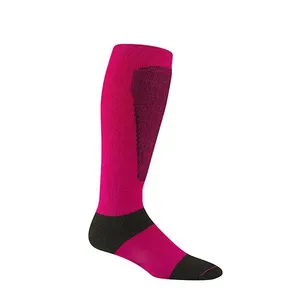 Chaussettes de sport personnalisées pour hommes, de qualité supérieure, avec logo imprimé, compression et grip, design tendance - Product Image 4