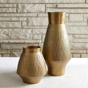 Vase à fleurs décoratif en métal pour le salon et le bureau, au design élégant et à surface lisse - Product Image 1