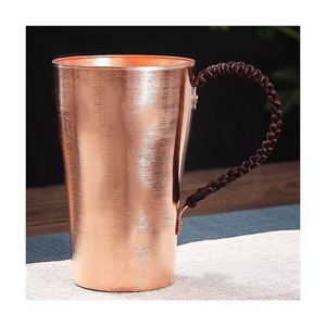 Verre à boire artisanal en cuivre pur, au design antique, conçu pour les bienfaits ayurvédiques et le stockage traditionnel de l'eau - Product Image 4