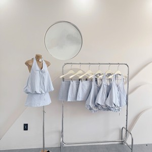 Combinaison décontractée d'été pour femme, rayée, sans manches, col halter, coupe ample, en polyester/coton, avec nœud devant et jambes évasées - Product Image 1