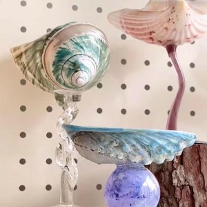 El elegante patrón de una copa de vino con diseño de conchas marinas refleja la luz de manera hermosa, creando un efecto visual brillante. - Product Image 2