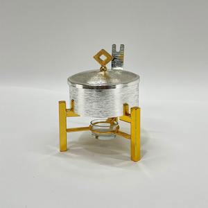 Réchaud alimentaire moderne en porcelaine texturée argentée avec support en fer doré, plat rond élégant pour buffet de mariage et traiteur - Product Image 2