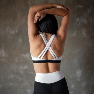 Ensemble de yoga contrasté noir et blanc pour femme : short de sport taille haute et brassière de sport, ensemble fitness color block pour femme - Product Image 4