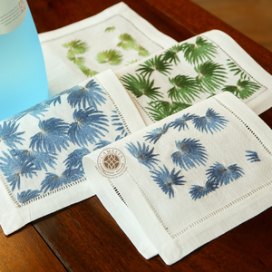 Serviette brodée de style porcelaine bleue, luxe artistique pour une gastronomie raffinée. - Product Image 1