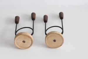 Élégant support à bougies à deux niveaux en métal avec base en bois pour la décoration de tables d'hôtel, de restaurants et l'aménagement de salles d'étude, provenant d'Inde. - Product Image 5