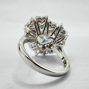 Anillo de Compromiso con Diamante Cultivado en Laboratorio en Forma de Corazón de 6.28 CTW, Certificado por IGI, Oro Blanco Sólido de 14K, Banda de Halo Tipo Cóctel - Product Image 5