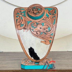 Expositor de Joyería de Cuero Vacuno de Alta Calidad Hecho a Mano con Diseño Floral de Cuero Turquesa para Presentación de Collares - Product Image 1