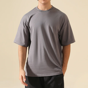 Camiseta de algodón de punto liso teñido de color sólido, informal, de manga corta, cuello redondo, ajuste regular, gris, para hombre, tendencia 2026, venta al por mayor - Product Image 3