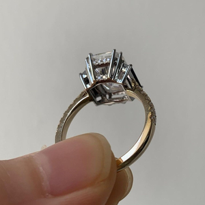 Anillo de compromiso de oro blanco de 10K con moissanita de corte radiante y piedras laterales redondas trapezoidales, anillo de regalo para mujer. - Product Image 6