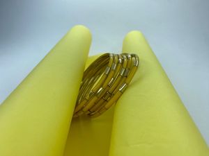 Encuentra pulseras similares hechas a mano de latón y resina – Brazaletes llamativos con incrustaciones de resina turquesa y paneles de latón dorado - Product Image 6