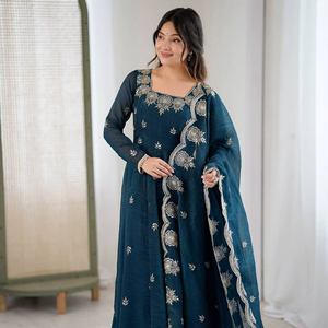 Ensemble de robe Anarkali en soie de qualité supérieure avec broderies riches et jupe évasée de 4 m - Product Image 1