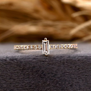 Banda de Baguette de media eternidad minimalista, anillo de aniversario de boda único para mujer, bandas de diamantes cultivadas en laboratorio para apilar y prometer - Product Image 1