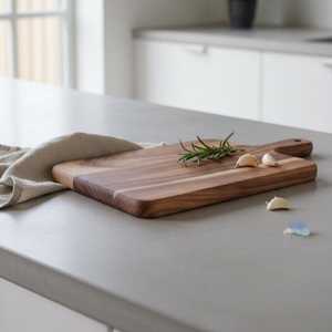 Planche à découper rectangulaire en bois d'acacia écologique avec poignée, finition naturelle, artisanale, passe au lave-vaisselle, outil de cuisine - Product Image 2