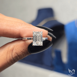Anillo de Diamante de Laboratorio con Corte Esmeralda de 3 Quilates, Modelo Showstopper, con Engaste Solitario Alto en Oro Blanco de 10k, Elegante Anillo de Compromiso - Product Image 6