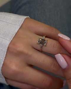 Anillo de Compromiso con Diamante Cultivado en Laboratorio, Corte Esmeralda, 2.80ctw, Oro Sólido Real de 14K, Anillo de Boda con 3 Piedras Baguette, Certificado IGI de Fábrica - Product Image 4
