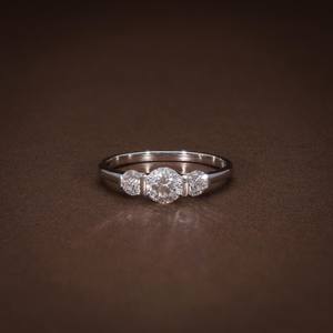 Bague de fiançailles élégante à trois pierres, diamant rond de laboratoire, certifié VVS VS, bague trilogie, or massif 14 carats, bijoux de mariée - Product Image 1