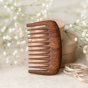 Peigne de poche artisanal intemporel en bois de séquoia – Démêloir naturel à dents larges pour cheveux bouclés, toucher agréable - Product Image 4