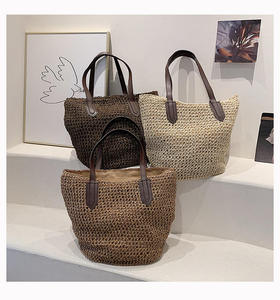 Optez pour une tenue décontractée avec ce sac en fil naturel tendance, doté d'une forme spacieuse et de bretelles confortables. - Product Image 2