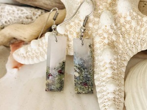 Boucles d'oreilles en résine faites à la main avec des inclusions naturelles, design goutte tendance, artisanat exquis - Product Image 2