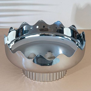 ชามเสิร์ฟโลหะทันสมัยพร้อมผิวขัดเงาและขอบหยักสำหรับตกแต่ง - Product Image 2