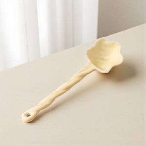 Cuillère à café artisanale esthétique, design étoile et fleur, ensemble de cuillères à dessert en résine pour la crème glacée, le thé, la cuisine et les cadeaux - Product Image 5