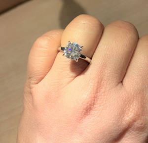 Bague de fiançailles en or blanc avec diamant taille coussin de 2 carats, style classique, pour femme, diamant naturel certifié GIA. - Product Image 4