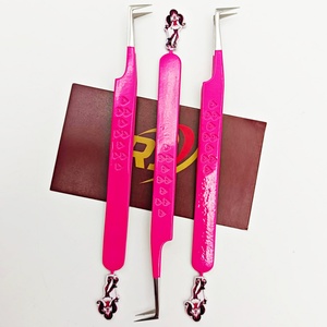 Pince à épiler professionnelle pour extensions de cils avec logo personnalisé, couleur rose, en acier inoxydable, modèle Poupée de Noël, à 90 degrés - Product Image 4