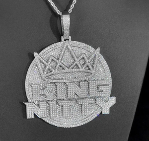 Pendentif Couronne de Roi Personnalisé en Moissanite Sertie de Pierres, Argent 925, Coupe Ronde Brillante, Breloque Unisexe pour Cadeau - Product Image 1