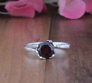 Bague solitaire classique bohème délicate en argent sterling 925 sertie de grenat rouge taille brillant, faite à la main, certifiée unisexe - Product Image 1