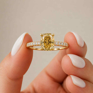 Bague en or jaune avec diamant pour femme, taille radiant, centre jaune fantaisie, certifiée IGI, style de fiançailles de luxe - Product Image 4