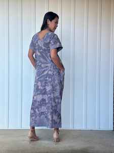 Vestido Kaftán Tie Dye Lavanda Oscuro con Cuello en V y Bolsillos - Product Image 2
