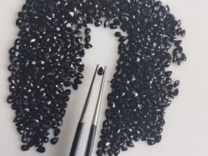 Onyx noir naturel 3x2MM taille poire, pierre précieuse de qualité supérieure pour la fabrication de bijoux - Product Image 1