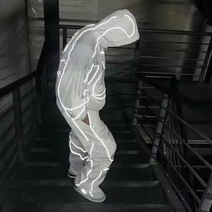 Ensemble de survêtement réfléchissant coupe oversize personnalisé pour homme – Veste coupe-vent et pantalon de jogging en polyester et nylon pour le sport et le streetwear - Product Image 2