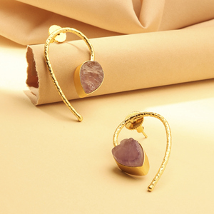 Pendientes de aro artesanales de latón chapado en oro con piedra de amatista en bruto – Joyería moderna y llamativa para mujer - Product Image 3