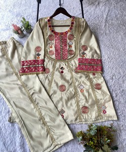 Conjunto coordinado de seda COSMOSS tradicional con espejo real y bordado de lentejuelas, blanco y rosa - Product Image 6