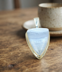 Pendentif en agate bleue naturelle en forme de poire, argent sterling 925 plaqué or rose, collier unisexe bohème avec cristal de guérison - Product Image 6