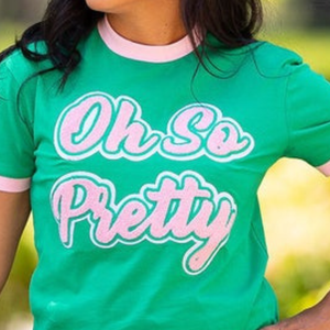   Camiseta negra de manga corta con cuello redondo para mujer, con estampado gráfico de letras griegas en rosa y verde, estilo casual y de moda para hermandades. - Product Image 5