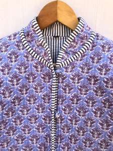 Chaqueta Acolchada de Algodón Reversible Hecha a Mano en Jaipur con Estampado Kantha Sanganeri y Bordado para Mujer, Transpirable para Otoño e Invierno - Product Image 4