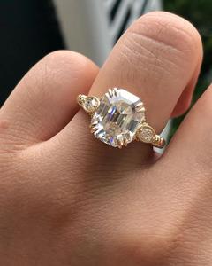 แหวนมอสซาไนต์ทรงเอเมอรัลด์ ชุบทอง 14K เงินแท้ 925 สไตล์มินิมอล สำหรับงานหมั้น งานแต่งงาน หรือวันครบรอบ ประดับเพชรแบบหนามเตย สำหรับผู้หญิง - Product Image 2