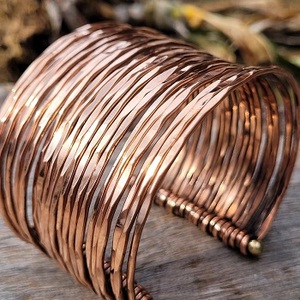 Brazalete de Cobre Chapado en Oro Hecho a Mano por Inspire Jewelry, Cobre Sólido Puro Martillado al Mejor Precio - Product Image 2