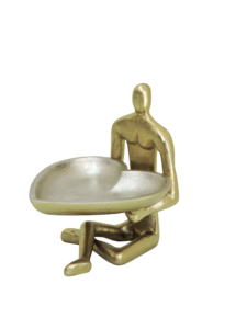 Figura Humana Decorativa Dorada con Bandeja de Aluminio en Forma de Corazón, Pieza Decorativa Única para Mesa - Product Image 1