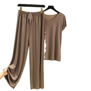 Ensemble T-shirt et pantalon d'été tendance pour femme, taille élastique régulière, style décontracté, taille extensible, motif uni, haut et pantalon longueur genou - Product Image 6