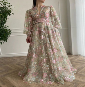 Vestido de lentejuelas verde salvia con elegantes mangas largas y un bajo acampanado disponible a precios de mayorista en línea. - Product Image 5