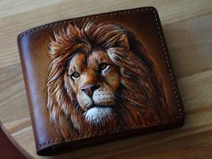 Cartera Bifold de Cuero Genuino 100% Estilo Vaquero, Nueva Colección 2026, Color Marrón, con Diseño de Cara de León Grabado a Mano y Borde Cosido, para Hombre - Product Image 3