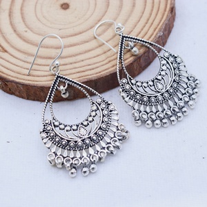 Boucles d'oreilles pendantes en argent sterling 925 oxydé, forme goutte d'eau, avec franges perlées, Memoria Jewels, vente en gros - Product Image 2