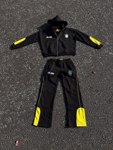 Ensemble de survêtement de football personnalisé avec logo premium pour homme, style Y2K, comprenant un sweat à capuche court zippé avec badge Brésil et un pantalon de survêtement évasé, design N=Custom Country - Product Image 1