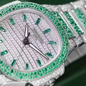 Reloj de pulsera de lujo para hombre con diamantes y esmeraldas incrustados, estilo chaqueta vintage de tweed dentro de un asiento de cuero verde de coche clásico. - Product Image 2