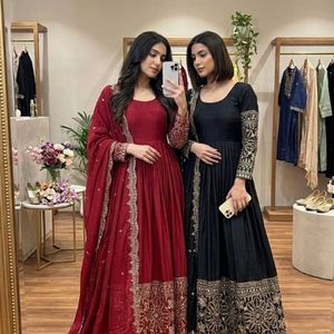 Robe élégante en soie chinon brodée de paillettes de 5 mm avec un pantalon en micro-soie et un ensemble dupatta, entièrement cousu - Product Image 5
