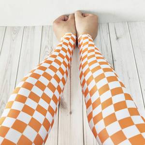 Manchons de cyclisme unisexes orange et blancs à carreaux, anti-UV, compressifs, rafraîchissants, résistants à l'eau, personnalisables par sublimation pour sports de plein air - Product Image 4