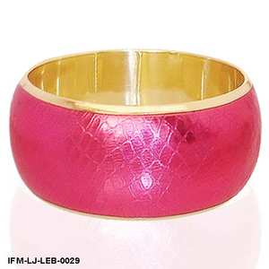 Brazalete de Cuero Repujado con Diseño de Piel de Serpiente Rosa Intenso Hecho a Mano, con Detalles en Latón Dorado, Brazalete Ancho, Moderno, Vibrante y Elegante para Fiestas - Product Image 5